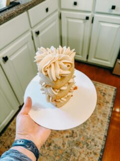 A mini moment for a mini caramel apple cake 🍎 I loved making this mini cake for a sweet friend’s birthday! All gluten and dairy free and completely fall! 

#glutenfree #dairyfreerecipes #minicake #heartcake #caramel #gfcake