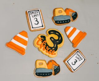 🚜🚧 CONSTRUCTION COOKIES 🚧🚜

What a cute little set for a sweet friend and her son’s 3rd birthday! 

#constructioncookies #cookies #decoratedcookies #birthdaybash